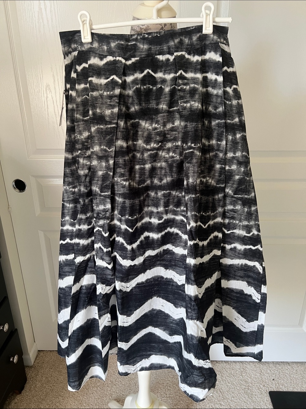 DKNY Black and White A-Line Tie-Dye Midi Skirt